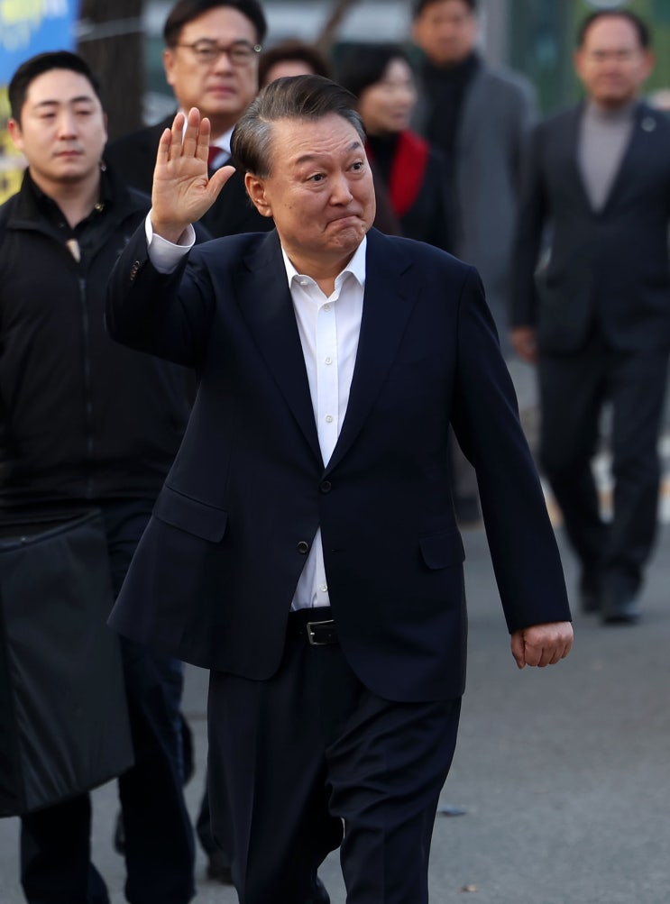<b>윤석열 석방</b> 후 헌재 압박 강화…탄핵 각하·변론 재개 <b>요구</b>