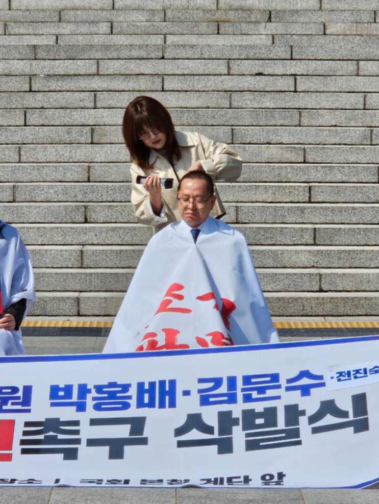 김문수 의원, <b>윤석열 파면 촉구</b> 삭발 단행