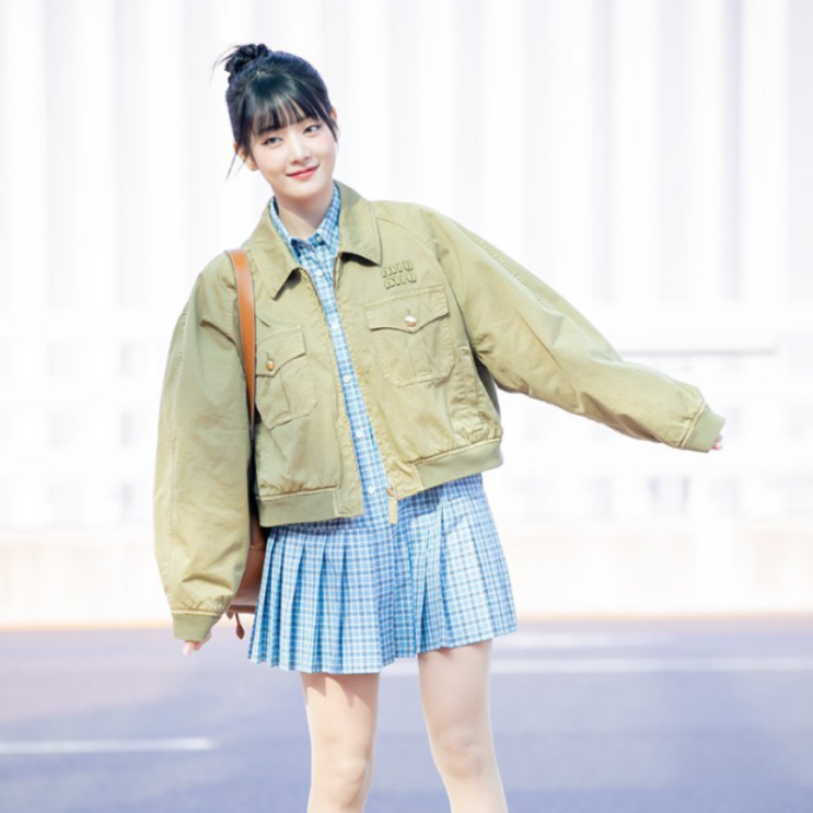  미우미우 여신 민니 발랄한 공항패션 스타일링