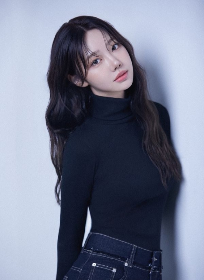 김혜진, 연예계 정식 데뷔… 소주연 <b>소속사</b>와 전속 <b>계약</b>