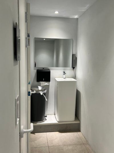 LOOOP Rupeu Bakery Cafe Restroom — photo 1