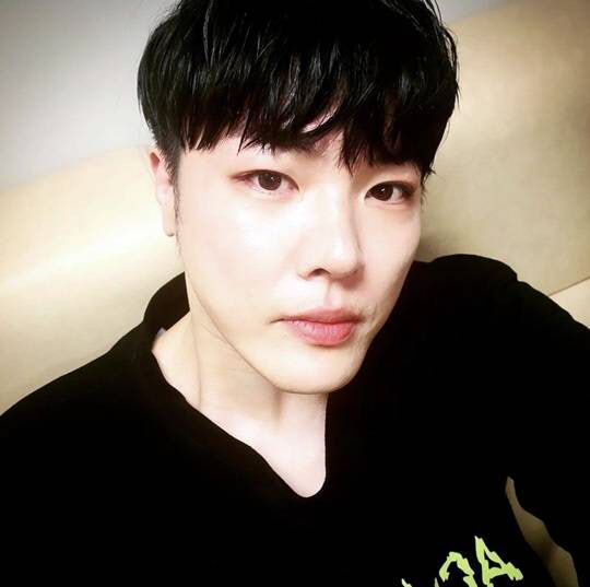 “동물원 원숭이한테 먹이 던지듯”…故휘성, 생전 악플로 고통
