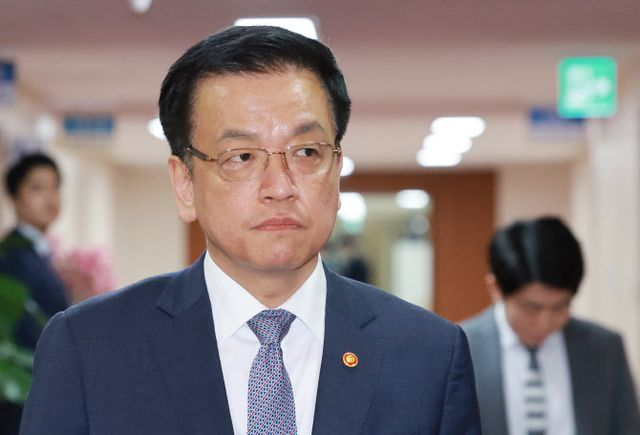  명태균특검법 거부권 미룬 최상목…한덕수 복귀가능성 염두