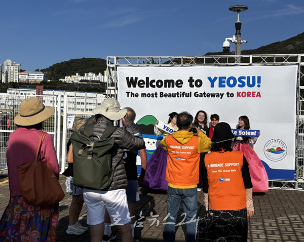  12일 대형 국제크루즈선 ‘노르웨지안 스카이(Norwegian Sky)호’ 여수 크루즈항에 입항…해외 관광객 2천800여명 방문