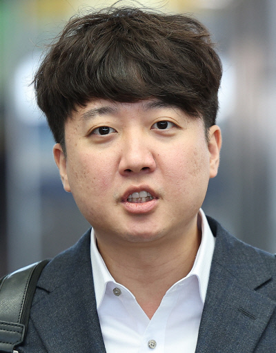 <b>이준석</b>, '<b>공수처 폐지법</b>' 발의…"민주당, 반성하고 책임져야 할 것"