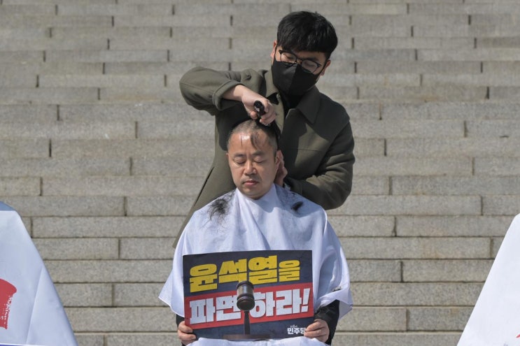 박홍배 의원, <b>윤석열</b> 조기 <b>파면 촉구</b>하며 삭발 단행