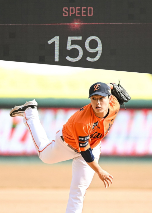 <b>한화</b> 8-0 완승!  <b>문동주</b>, <b>시범경기</b>서 <b>159km</b> 강속구 작렬! 1이닝... 