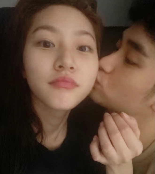 김수현, 故 <b>김새론</b>에 볼뽀뽀 해놓고…“<b>나 좀 살려줘</b>”... 