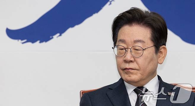 <b>이재명</b>, 공직<b>선거법</b> 위반 항소심 앞두고 <b>위헌</b>법률<b>심판</b> 제청 신청
