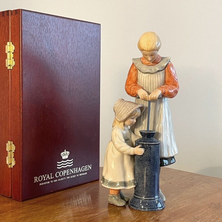   Royal Copenhagen 로얄코펜하겐 한정판 피겨린 ‘Suzanne and Kersti’ 