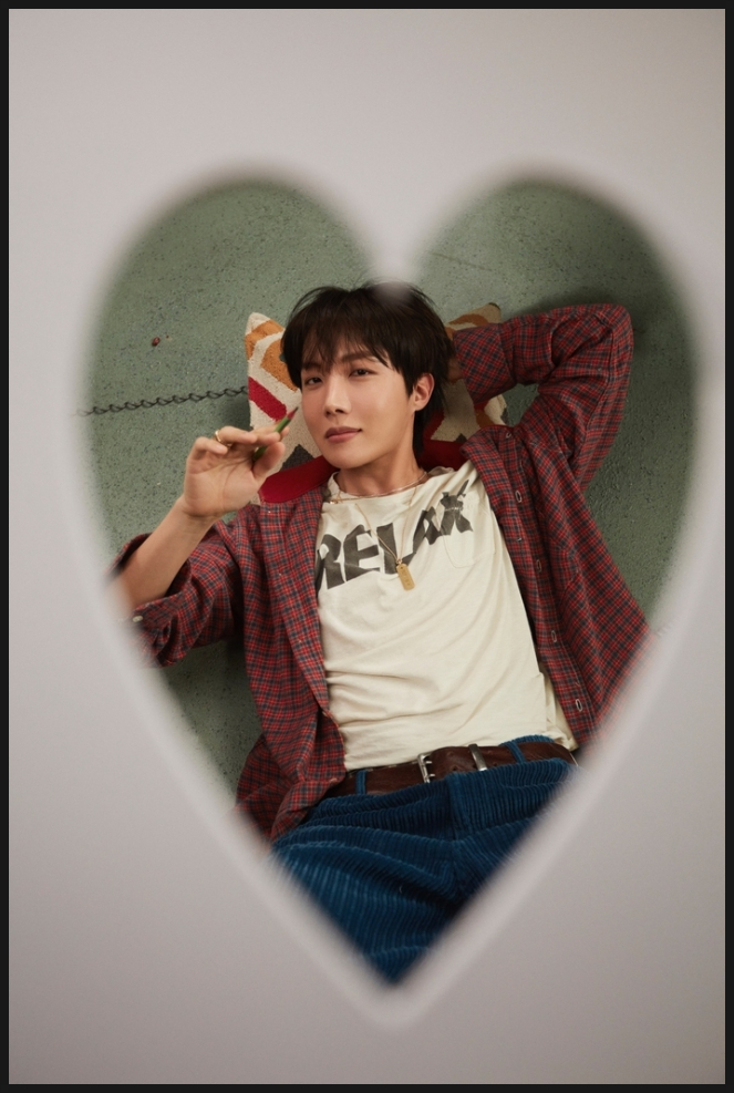 세계 물들인 '스위트 드림스'... BTS <b>제이홉</b>, <b>신곡</b> 2곡 추가 <b>발표</b>