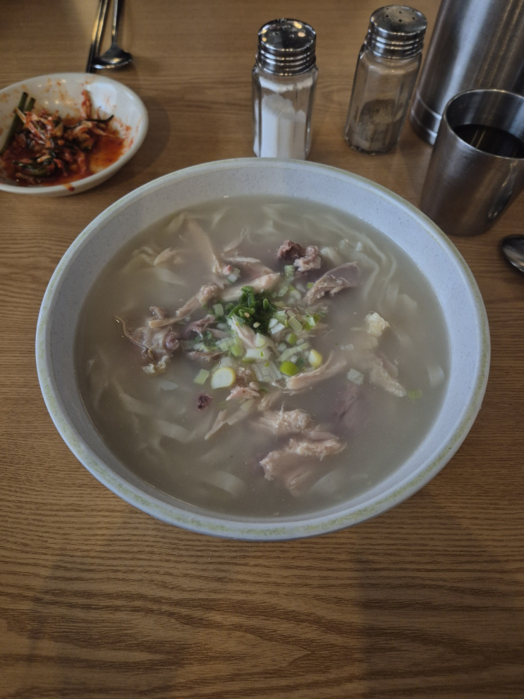  [강남구 신사동] 우형준정미소 (무게감 있지만 섬세하고도 여리여리한 닭칼국수)
