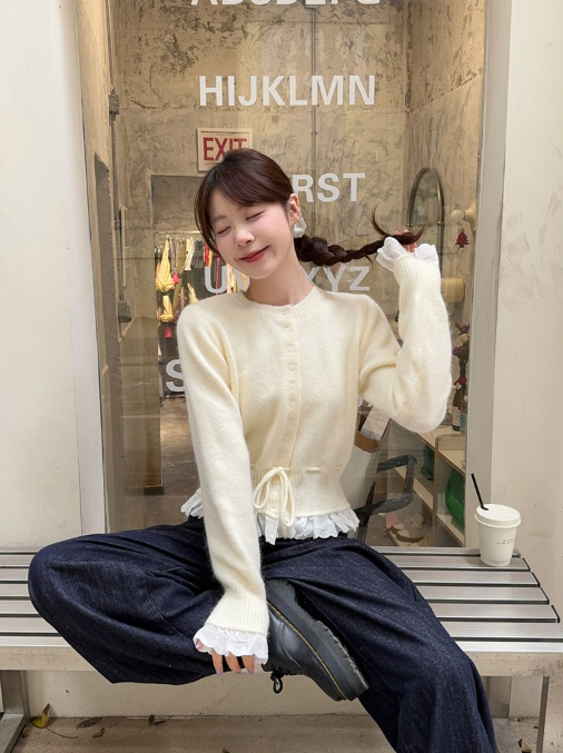  봄날의 여친룩은 깔끔한 아이보리 컬러의 레이스로 페미닌한 감성까지 더한 니트 가디건 코디 추천