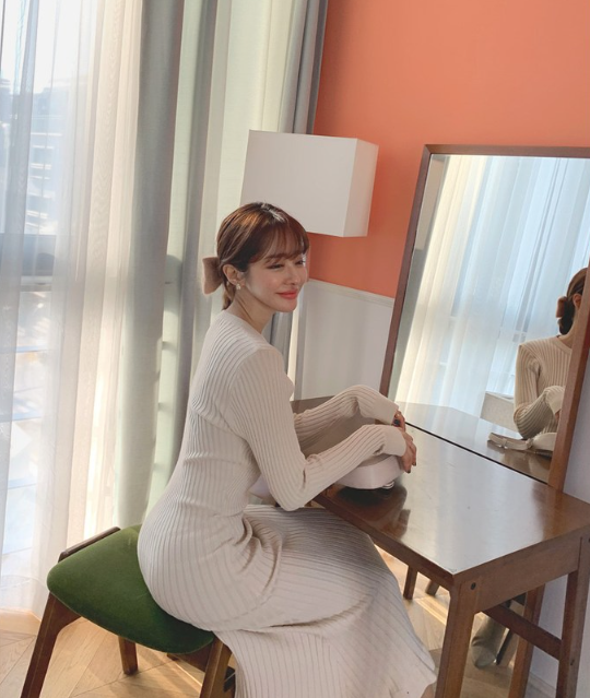  30대 여성의 봄 오피스룩으로 따스하면서 페미닌한 감성으로 사랑받는 니트 롱 원피스 코디 추천