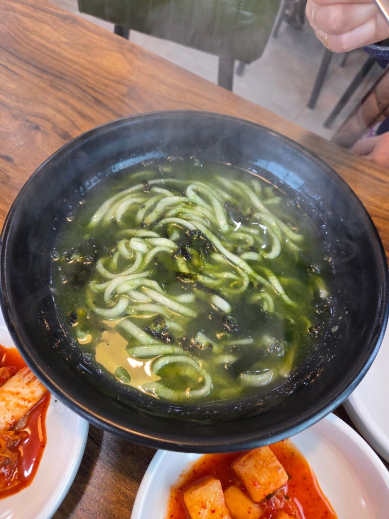 제주도 카멜리아힐 근처 맛집 산방산 수두리 보말 칼국수 전용 주차장