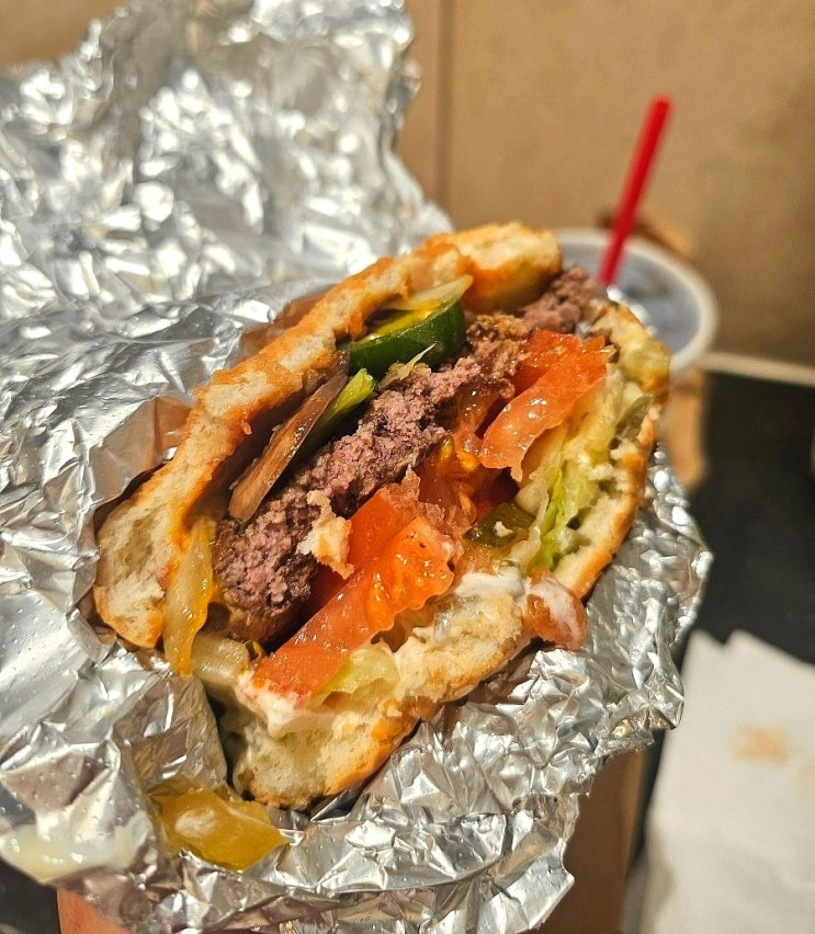  사람에 치였지만 햄버거는 존맛탱 | 파이브가이즈 여의도점 | 내돈내산 리뷰