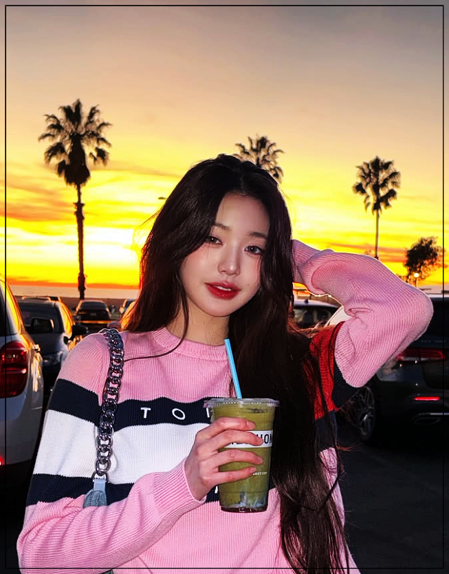  (하나의 장르 같은) 장원영 LA 스웨터 패션