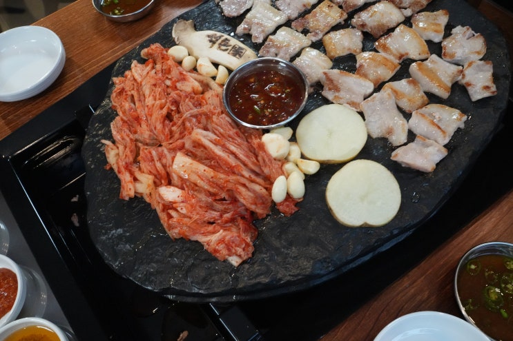  돌판에 구워 더 맛있는 인천주안맛집 석돈
