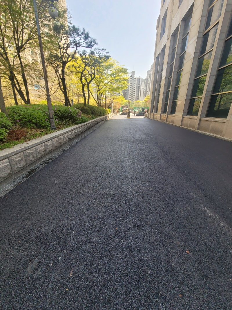 주차장입구 판석 철거 후 아스콘시공
