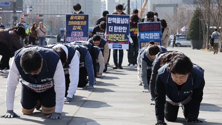 <b>윤석열</b> 대통령 <b>파면</b> 촉구, 조국혁신당의 간절한 <b>삼보일배</b>... 
