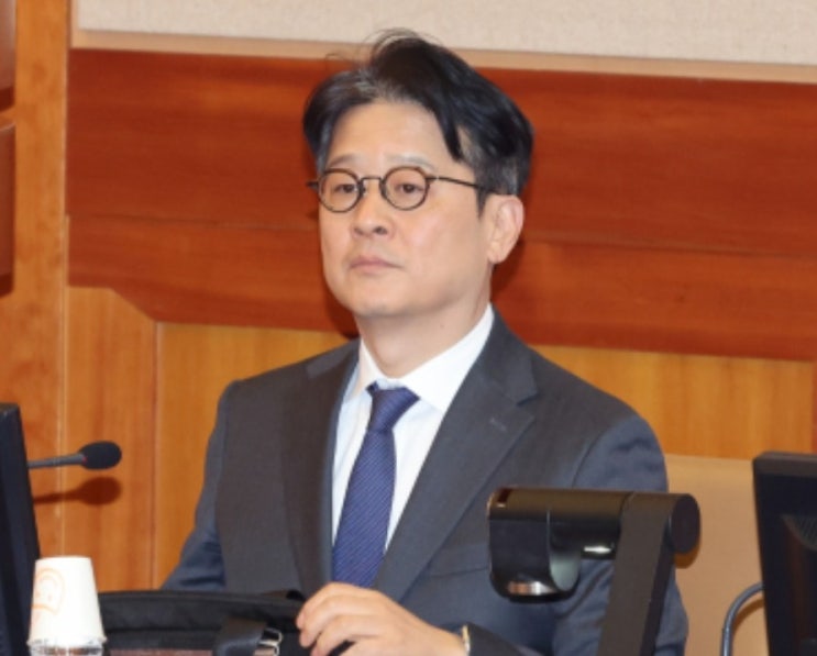 <b>이창수 서울중앙지검장</b> 등 검사 3인방의 <b>복귀</b>. 헌재, '<b>이창수</b>... 