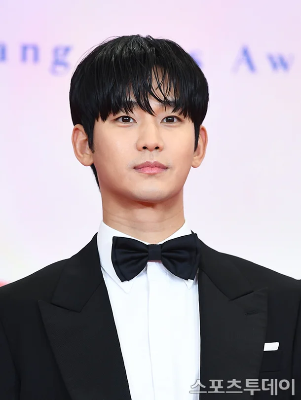 <b>김수현</b>, 故 <b>김새론</b>과 미성년 <b>교제설</b>에 정면 반박! "<b>가세연</b>... 