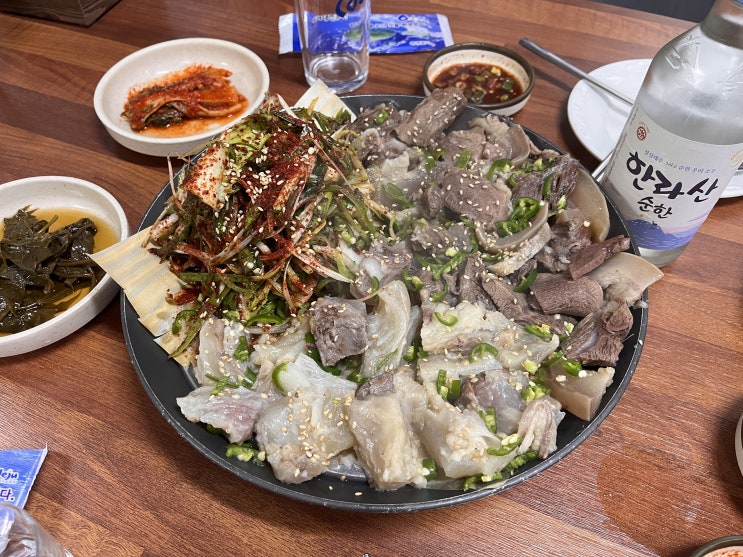  술꾼들의 성지, 수육이 끝내주는 제주 동문시장 맛집 영미식당