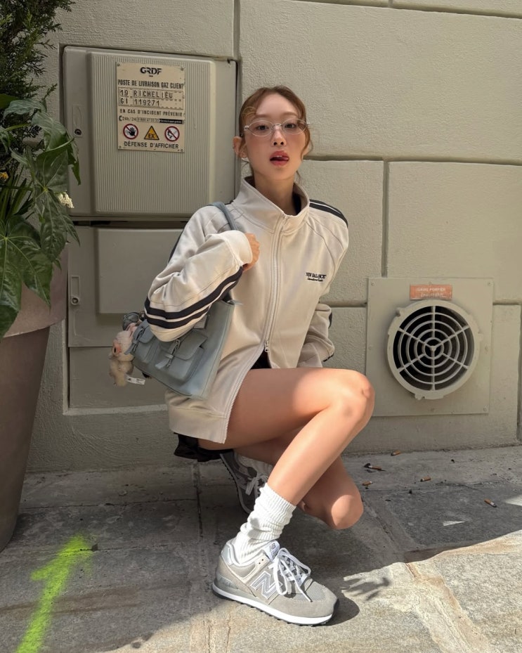  여자 연예인 인기 스니커즈로 딱 떠올리는 운동화는 바로? 뉴발란스 574 그레이 신발 추천 ft. 젤라비