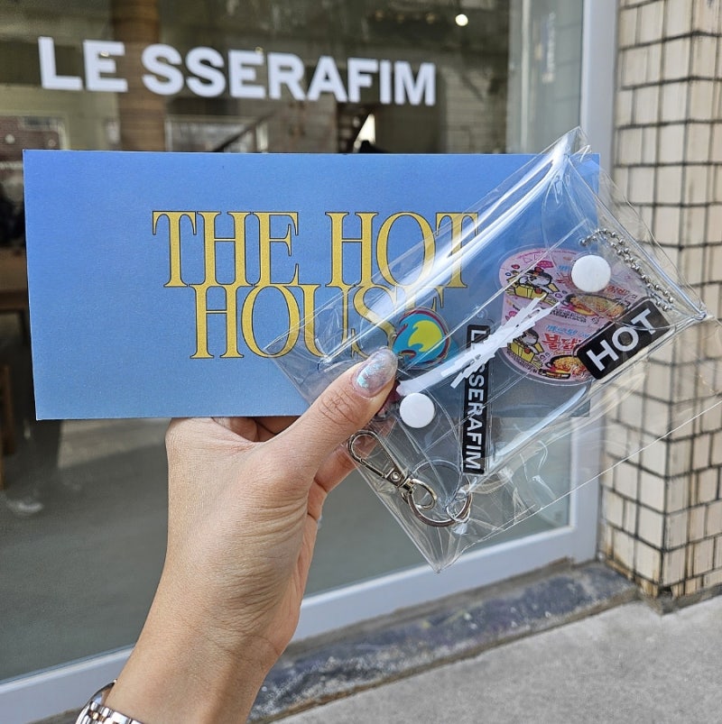 HOT! 2025年 聖水 LE SSERAFIM ポップアップレビュー：グッズ価格、ブルダック炒め麺、フォトウォレット