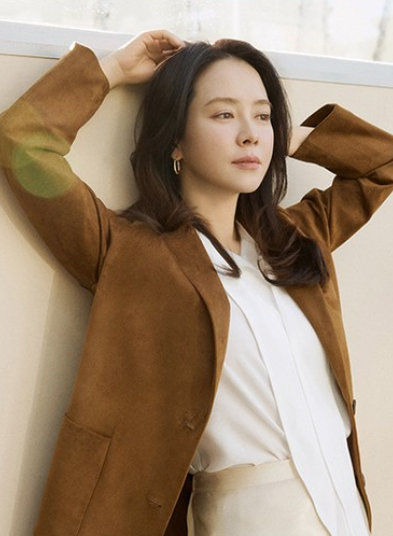  40대 여성의 봄 패션에 세련스러움을 한스푼 더해줄 스웨이드 소재의 LBL 블레이저 여자 자켓 코디 추천