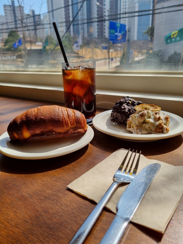  영등포 빵집 맛집 | 통창뷰 먹음베이커리 레몬얼그레이스콘 추천
