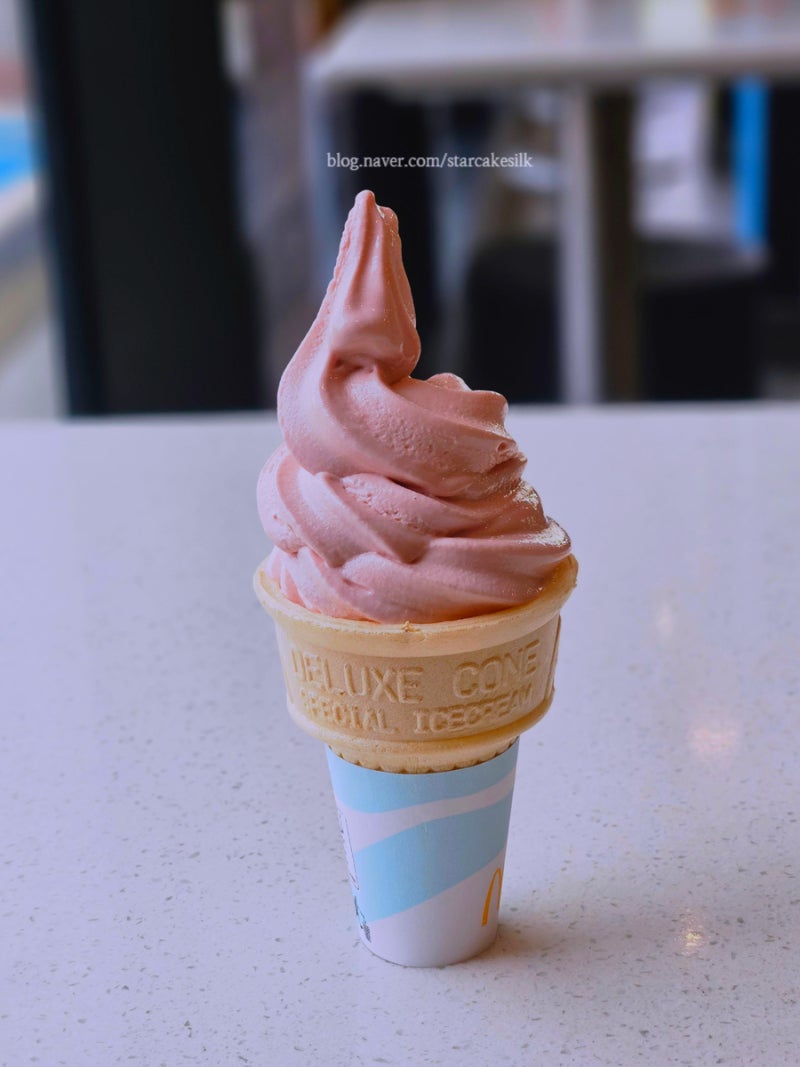 맥도날드 스트로베리콘 딸기콘 나와서 먹어봄