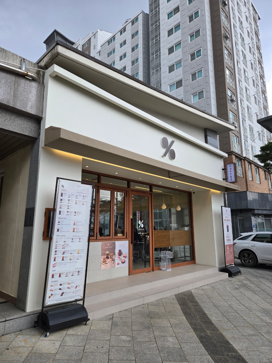 텐퍼센트커피 광주노대호수점 사진 1