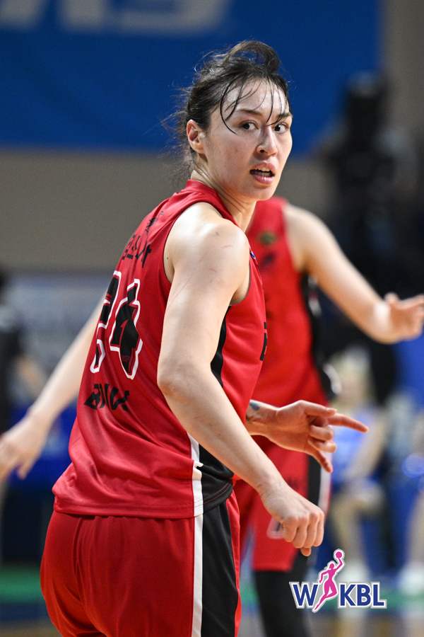 [WKBL Final] <b>BNK</b> '분노의 리바운더' <b>김소니아</b> (<b>안혜지</b>: 뽀록... 