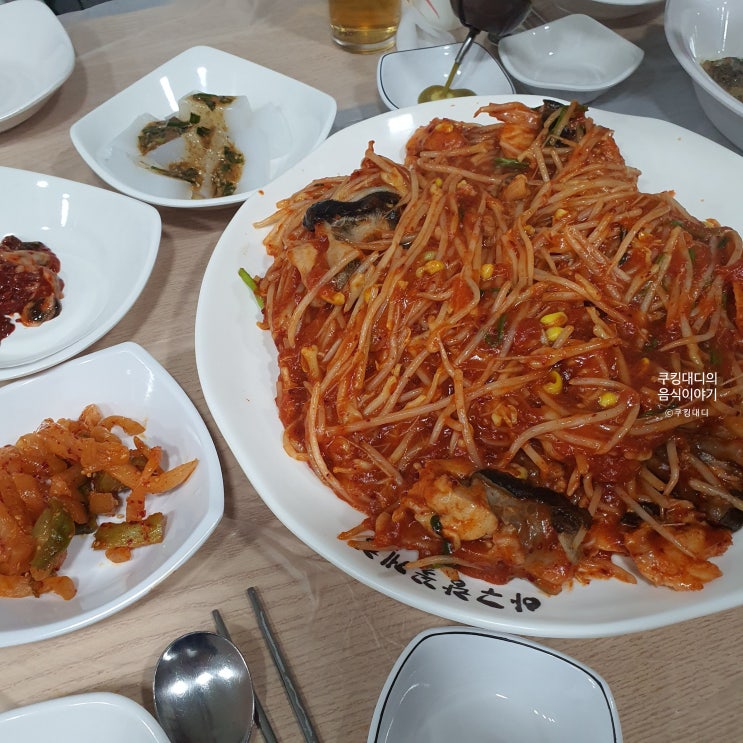  아구랑 뽈찜이랑 황태채구이 과자 그리고 곱창볶음까지 음식 조합