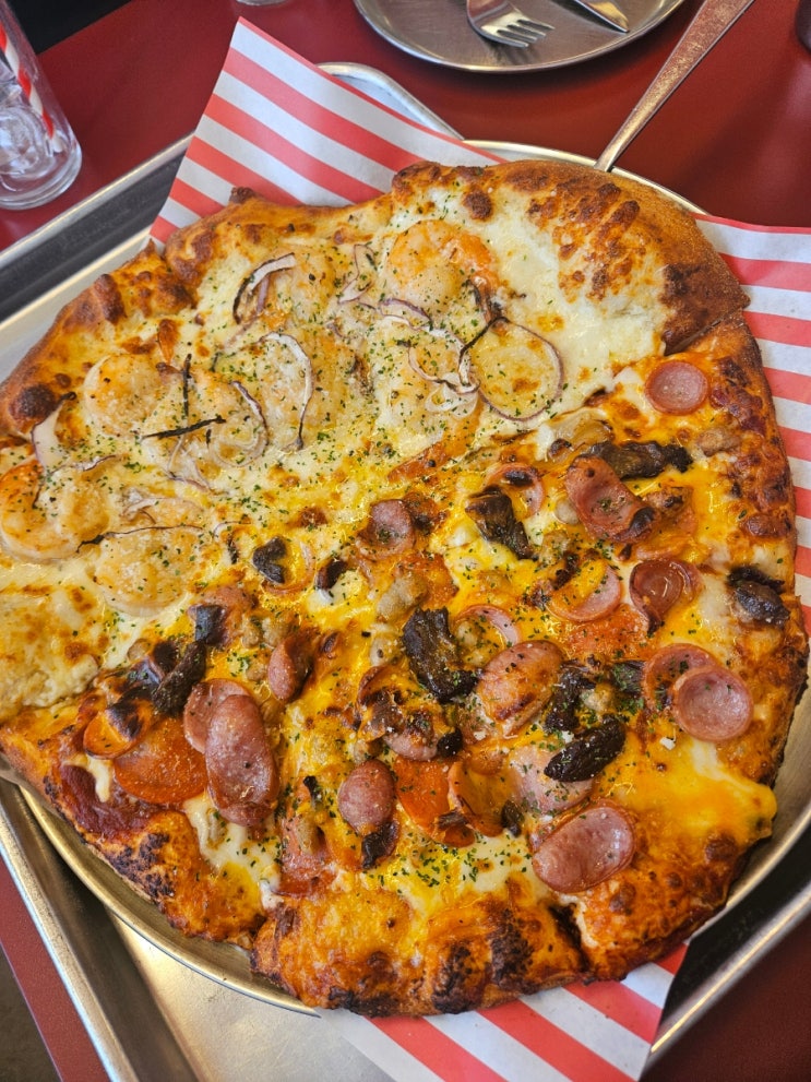  에리카 맛집 힙한 시그니처 반반 피자 페퍼로니 버튼 에리카점