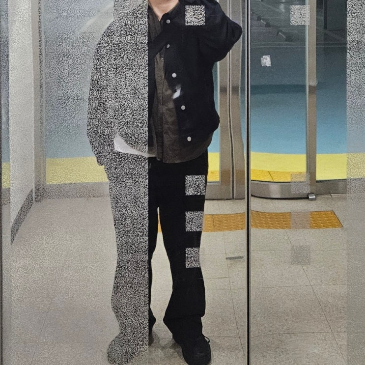 카키 셔츠 흰색 이너 남색 스웨이드 자켓 스타일링 카키 셔츠 흰색 이너 남색 스웨이드 자켓 스타일링