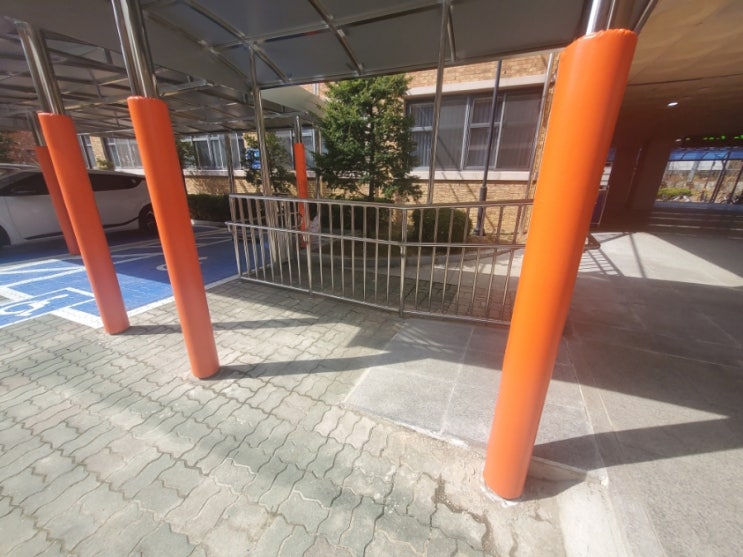  경기도 동탄 예당고등학교 주차장기둥보호대, 원기둥보호대 제작 설치 현장입니다.
