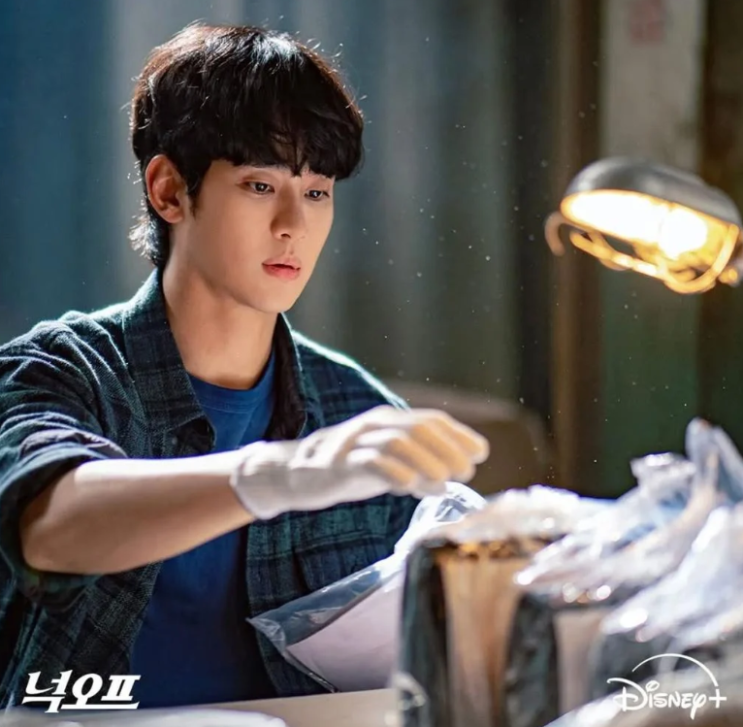 디즈니+의 선택은? <b>김수현</b> '넉오프' 논란 속 거액 소송 가능성