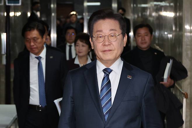 <b>이재명</b> 대표, <b>광주 방문</b>해 숨진 당원 조문…윤 대통령 파면 촉구