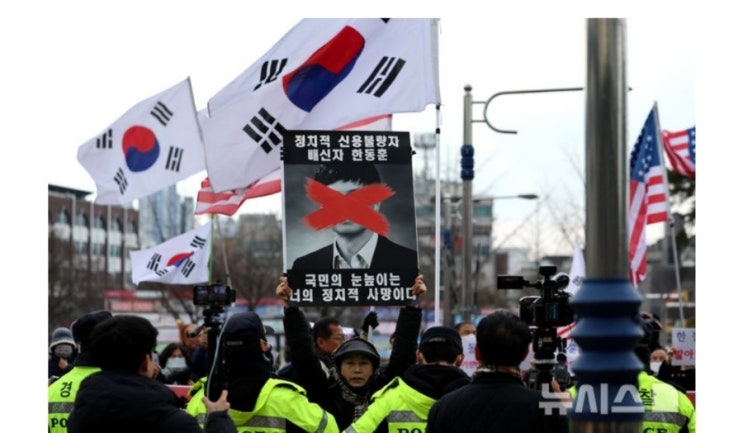<b>한동훈</b> "비상계엄 비판 후회 없다… 그로 인한 고통은... 