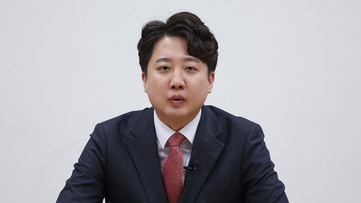 "윤 대통령 탄핵 시 <b>대선 후보</b>는 <b>이준석</b>?"…<b>개혁신당</b>의 깜짝... 