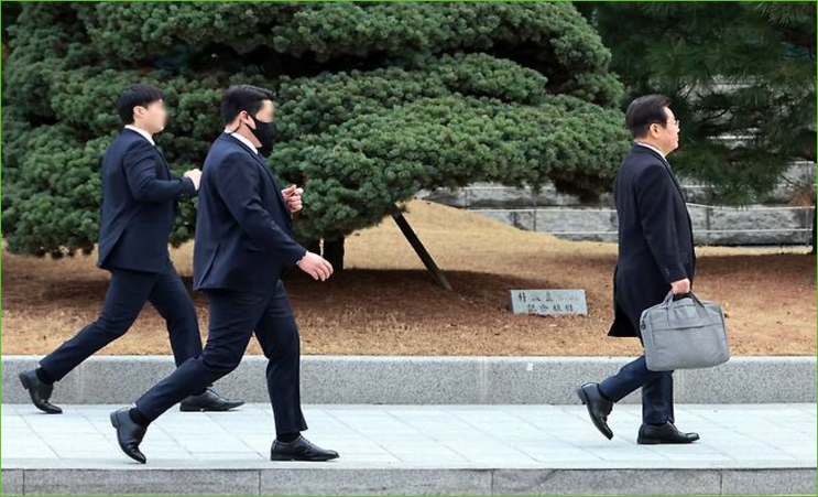 방탄복 입고 야외 최고위원회 참석한 <b>이재명</b> 대표, <b>최상목</b> 대행... 
