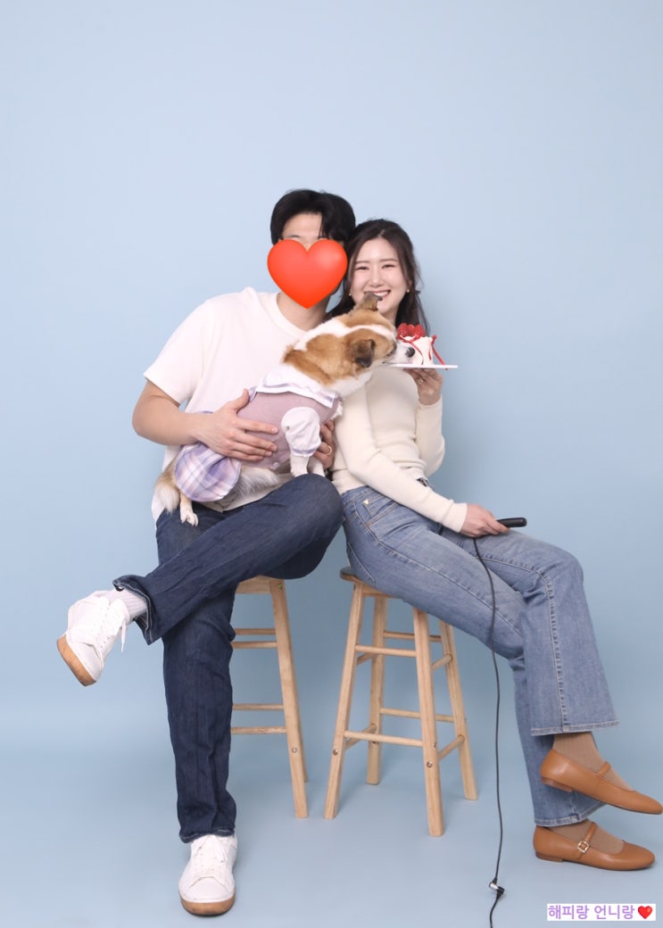  강아지와 가족사진! 하늘색 배경 흑백 셀프사진관 오디티모드 잠실점