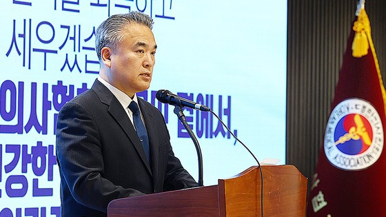 <b>의협</b> "<b>의대생 제적</b>하면 <b>투쟁</b>”…‘해법없는 감싸기’ 지나쳐