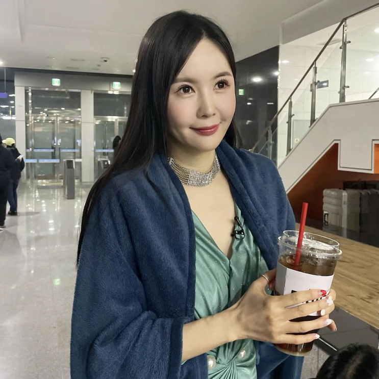 눈수술만 <b>4번</b>했는데 또 상담 받으러 간 <b>장영란</b> 근황 패션 스타일