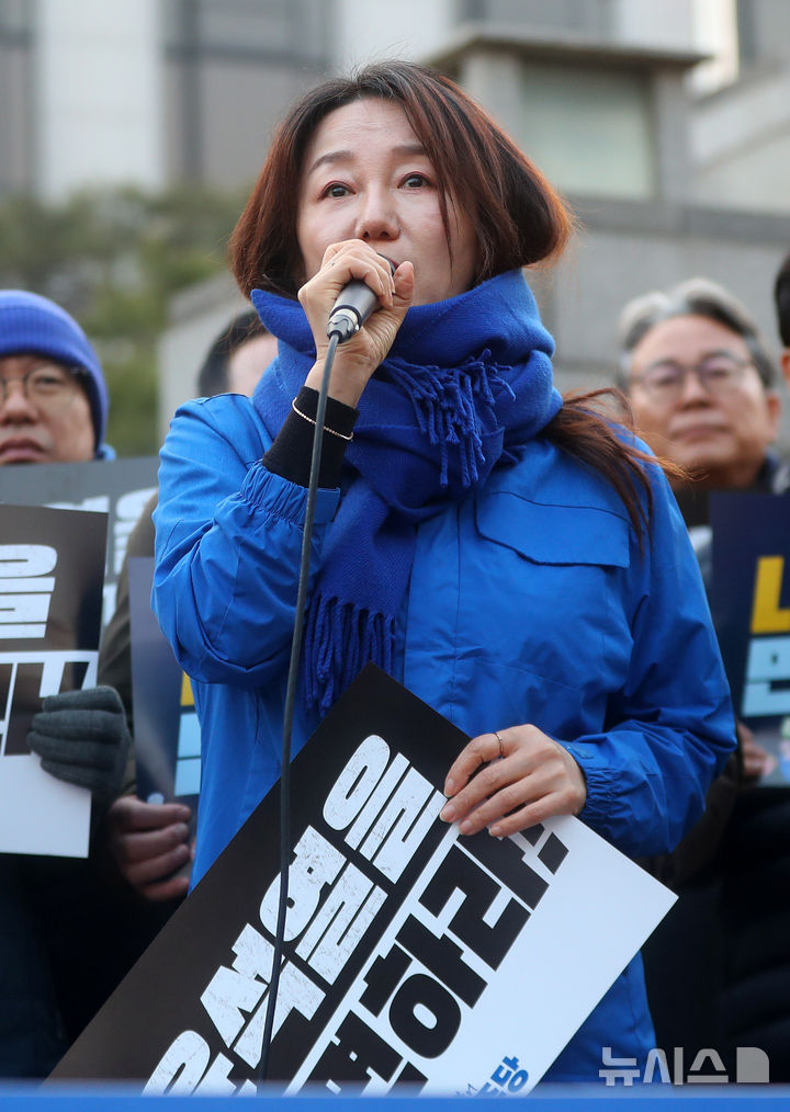 민주당 <b>이재정</b> "헌재 인근서 <b>폭행</b>당해"…경찰 출동