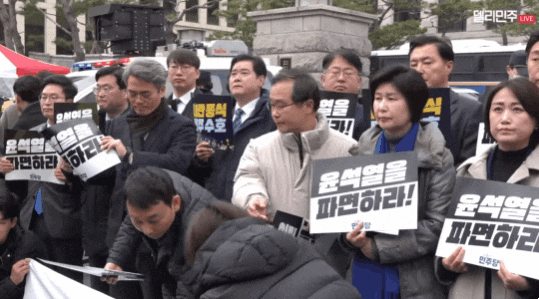 내란] "<b>헌재</b> 신속파면" 촉구 회견 중..백혜련, 얼굴에 '<b>계란투척</b>... 