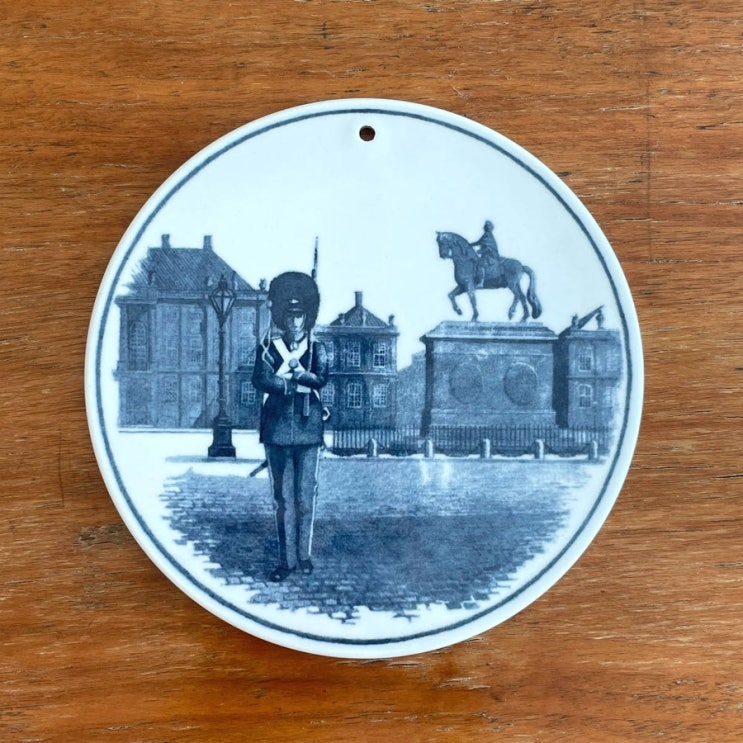   로얄코펜하겐 Royal Copenhagen Fajance 월플레이트 – Guard of Amalienborg Palace