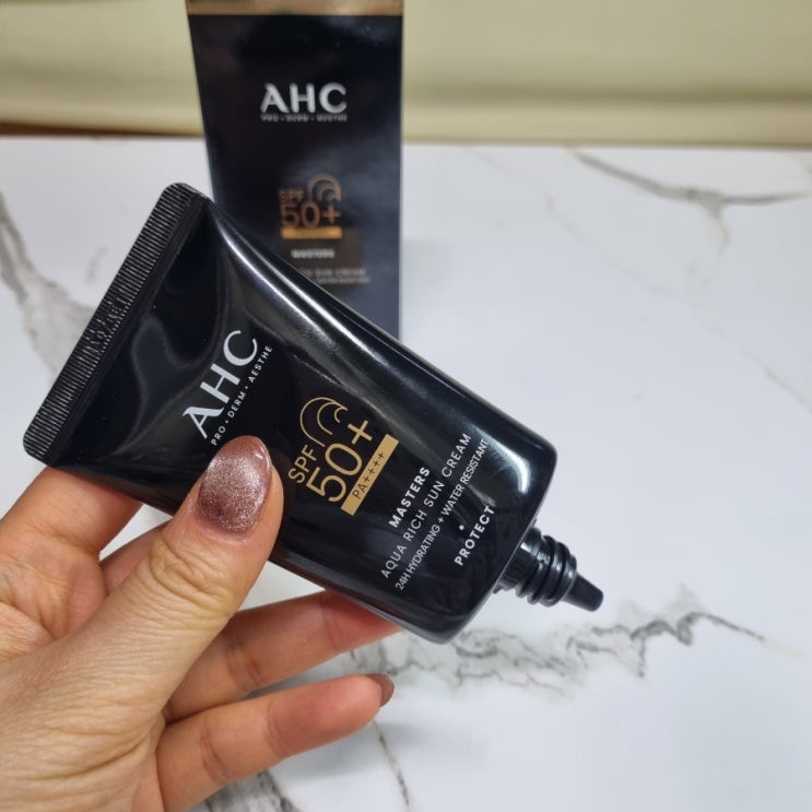  "강력한 선케어를 원해? 끈적임 없는 5중프루프 AHC 블랙 선크림 후기"